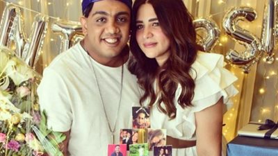 بالصور.. أوس أوس  وزوجته من كواليس مسلسل ”الفرح فرحنا”