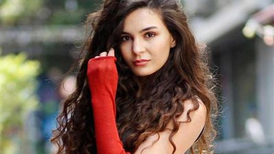 بطلة «زهرة الثالوث» تثير الجدل بخاتم خطوبتها.. اعرف سعره