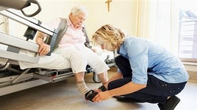 دراسة: فيروس كورونا خفض العمر المتوقع للنساء والرجال عامين