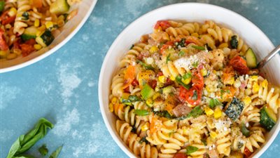 «زي المطاعم».. كيفية تحضير مكرونة بالخضار المشوي