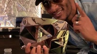 بعد حكم حبسه سنة.. محمد رمضان يحتفل بأول درع ماسي من ”اليوتيوب”