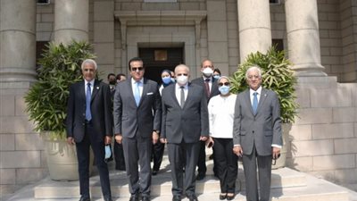 وزير التعليم العالي ورئيس جامعة القاهرة يفتتحان مجمع عيادات العناية بالمرأة بمستشفى النساء والتوليد بقصر العيني
