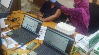 تلقي الجرعة الأولى من التطعيم ضد كورونا للعاملين بالقوى العاملة بسوهاج