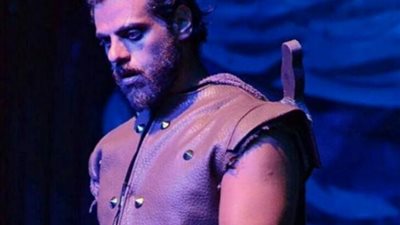 ”أحد عظماء كتيبة يوم أن قتلوا الغناء”.. بهذه الكلمات أعلن مسرح الطليعة تكريم طارق صبري