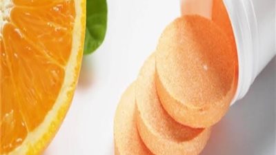 الغثيان وطفح جلدي .. هذه أعراض تناولك لجرعة زائدة من فيتامين C