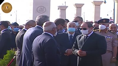 السيسى يقدم العزاء لأسرة المشير حسين طنطاوى