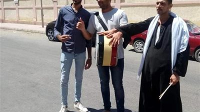 بالمزمار والزغاريد طلاب الثانوية العامة يحتفلون بانتهاء الامتحانات