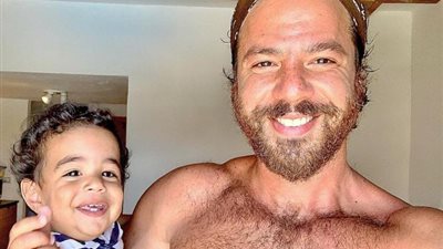 صورة.. عمر الشناوي يستمتع بإجازة الصيف مع ابنه