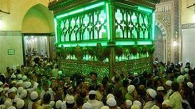 هل يجوز زيارة المقامات وقبور الصالحين للدعاء عندها؟