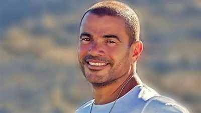 بالصور.. عمرو دياب يروج لأغنيته الجديدة بـ” لوك” مميز