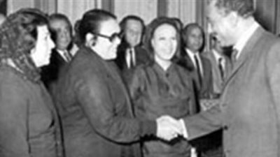 الرئيس والفنانة .. كيف أنقذت «تحية كاريوكا » السادات من حبل المشنقة