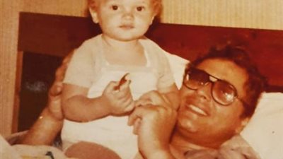 محمد محمود عبد العزيز بصورة نادرة رفقة والده الراحل