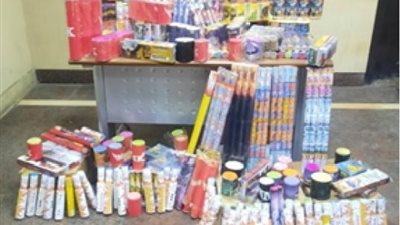 بالصورة ..  ضبط كمية من الألعاب النارية مختلفة الأحجام داخل مخزن بالقاهرة