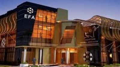 اتحاد الكرة يطالب الكاف بمعاملة الكونفيدرالية بالمثل