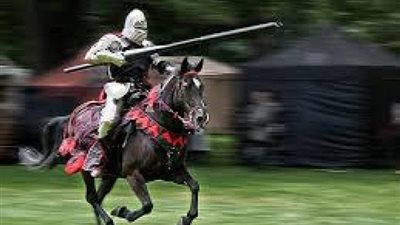 فرسان من العصور الوسطى للتوعية بمخاطر كورونا في السويد