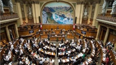 محتج يُشعل النار في نفسه أمام البرلمان السويسري