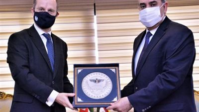 وزير الطيران يبحث مع السفير البريطانى أوجه التعاون المشترك