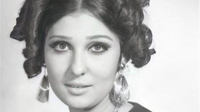 نادية الجندى تنشر صور لها من صندوق الذكريات وتعلق: زمان