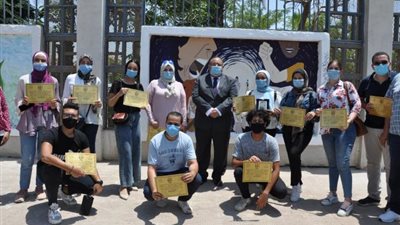 بالصور .. تجميل سور جامعة حلوان بلوحات إبداعية بأيدي طلاب كلية التربية الفنية