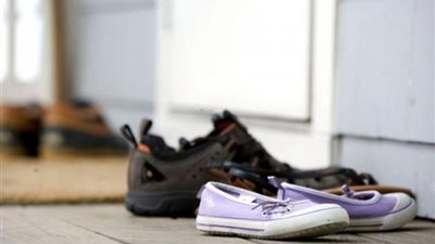 هل  خلع الأحذية قبل دخول المنزل يحمي من الإصابة بفيروس كورونا؟