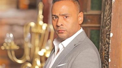 محمود عبد المغنى يودع الديكور الخاص بحدوتة”ماريونيت” من مسلسل”ورا كل باب”