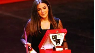 بالفيديو.. بكاء دنيا سمير غانم أثناء تكريم والديها في المهرجان القومي للمسرح