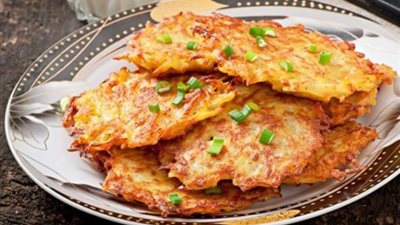 «زي المحلات».. كيف تحضرين عجة بطاطس