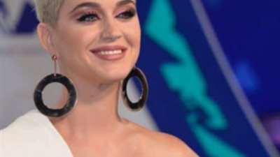 كيف أصبح شكل كاتي بيري بعد تغيير لون شعرها؟