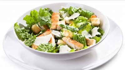 طريقة عمل سلطة السيزر مع الدجاج في دقائق.. بهذه الخطوات