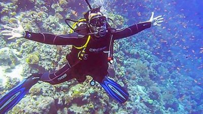 صور.. أحمد فهمى ببدلة الغطس من أعماق البحار