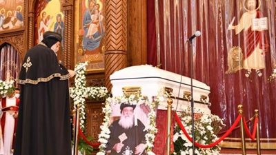 صور مؤثرة.. كيف صلى البابا تواضروس صلاة تجنيز مثلث الرحمات الأنبا هدرا؟