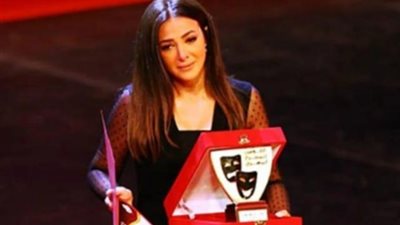 هنا الزاهد تدعم دنيا سمير غانم بعد بكائها أثناء تكريم والديها