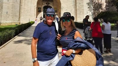 مصطفى فهمى يخطف الأنظار رفقة زوجته