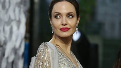 علاقة حب جديدة بين أنجلينا جولي وفنان يصغرها بـ 16 سنة.. اعرف التفاصيل