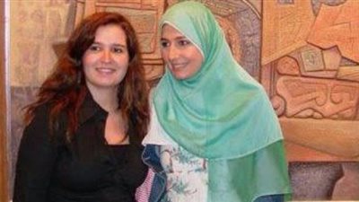 أول تعليق من هنا شيحا على قرار شقيقتها ارتداء الحجاب