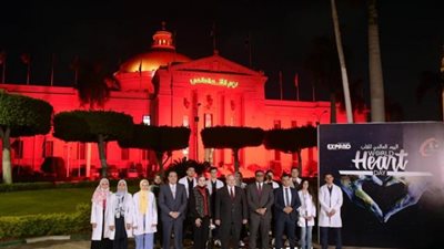 بالفيديو والصور .. شاهد قبة جامعة القاهرة تضيئ باللون الأحمر احتفالًا باليوم العالمي للقلب