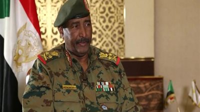 البرهان يؤكد التزام القوات المسلحة السودانية بحماية التحول الديمقراطى بالبلاد