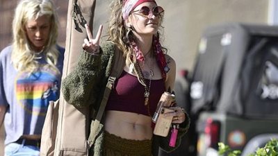 لماذا رفعت باريس جاكسون علامة النصر في شوارع نيويورك؟