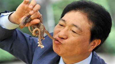 تناولها حية .. وجبة سمك تكلف عجوز صينى استئصال نصف كبده