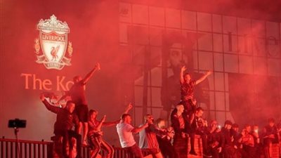 بالفيديو.. احتفالات جنونية لجماهير ليفربول بعد رفع كاس البريميرليج
