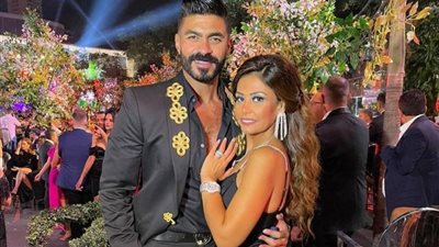 خالد سليم يلفت أنظار جمهوره بإطلالة رومانسية رفقة زوجته