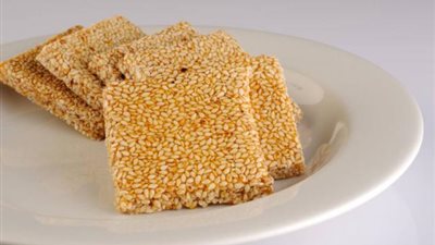 كيفية إعداد أشهر أنواع حلوى المولد «السمسمية».. اعرفي الخطوات