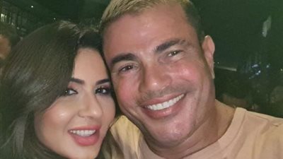 نجلاء بدر تغازل الهضبة عمرو دياب: قمر وعسل