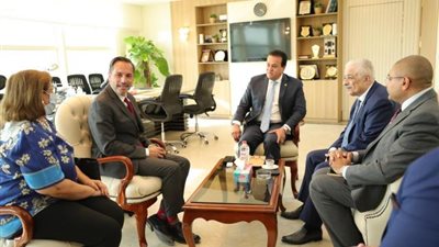 وزير التعليم العالي يعقد اجتماعًا حول مشروع رفع كفاءة فرق التمريض بالمستشفيات الجامعية