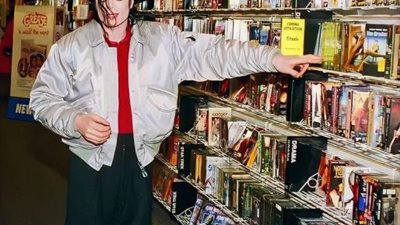 مشاهير لديهم أكبر مكتبات في العالم.. فمن هم؟