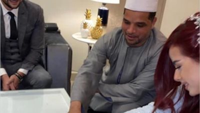 زوج منة عرفة يغازلها بكلمات رومانسية ويوجه نصيحة للشباب المقبلين على الزواج