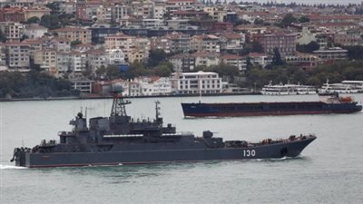 سفينة حربية روسية تمر عبر البوسفور  بتركيا
