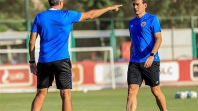 فايلر يناقش استعدادات الأهلي مع مساعديه قبل المران