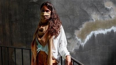 مصممة أزياء تبتكر ”كمامة” أنيقة للبنات لارتدائها في الحفلات والأفراح