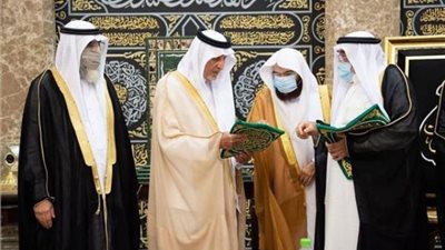 بالصور.. الأمير خالد الفيصل يُسلم كسوة الكعبة نيابة عن الملك سلمان